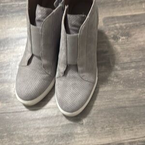 Gray Ankle Boots with Elastic Panels and Minimalist Design